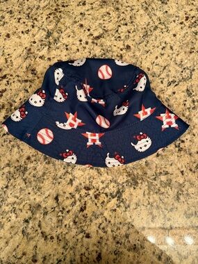 EUC hello kitty Astros bucket hat